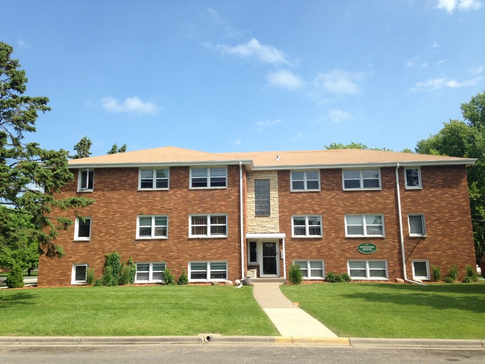 Rose Park Apartments in Roseville, MN - Foto de edificio