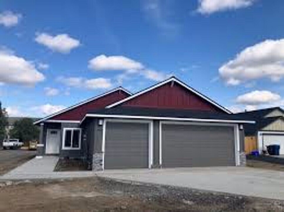 957 NW Oak Ave in Redmond, OR - Building Photo