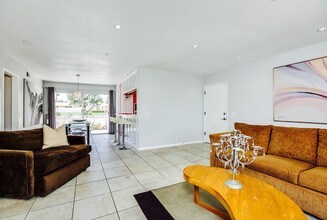 2210 S Calle Palo Fierro, Unit B in Palm Springs, CA - Building Photo - Building Photo