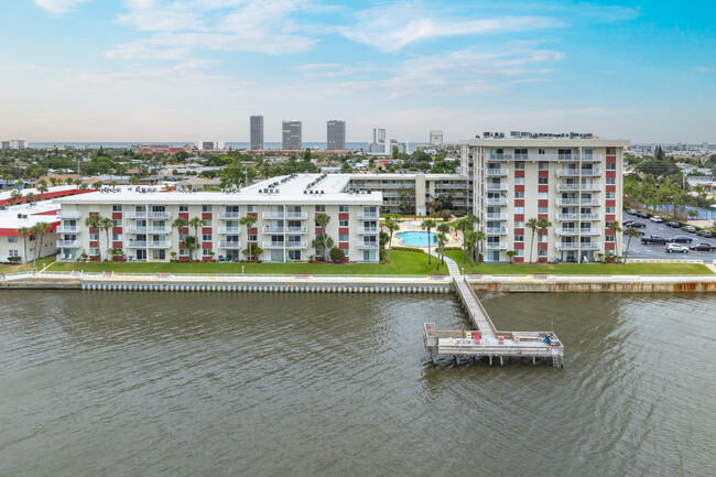 Riverside Condominium in Daytona Beach, FL - Foto de edificio - Building Photo