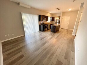 811 E Main St in East Dundee, IL - Foto de edificio - Building Photo