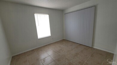 5411 E Shore Dr in Pensacola, FL - Building Photo - Building Photo