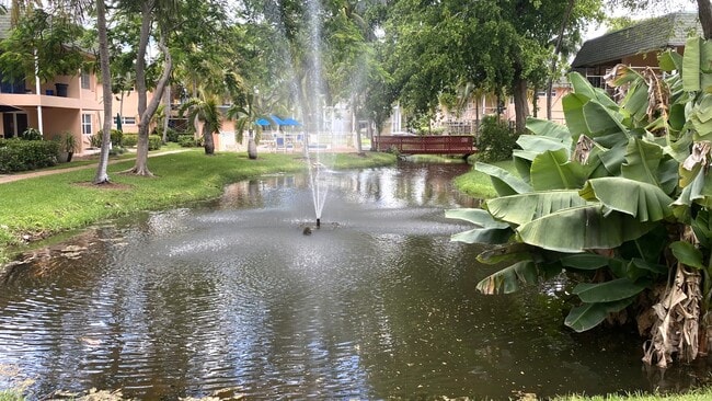 760 SE 2nd Ave, Unit D111 in Deerfield Beach, FL - Foto de edificio - Building Photo