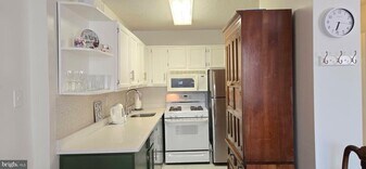 5225 Pooks Hill Rd in Bethesda, MD - Building Photo