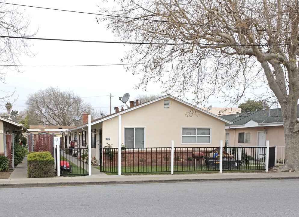 1127 Willow Rd in Menlo Park, CA - Building Photo