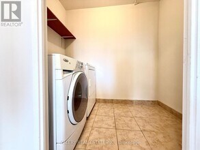 25 Four Winds Dr in Toronto, ON - Building Photo - Building Photo