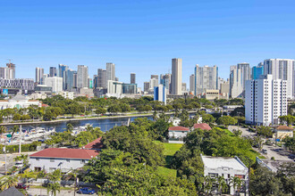 Riverview One Apartments in Miami, FL - Foto de edificio - Building Photo