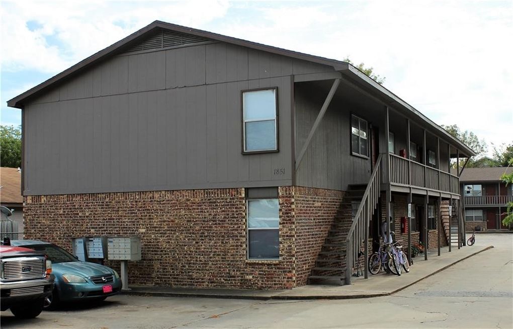 1855 W Deane St in Fayetteville, AR - Building Photo
