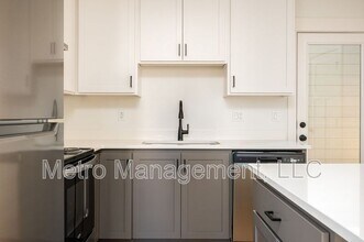 12098 SE Market St in Portland, OR - Building Photo - Building Photo