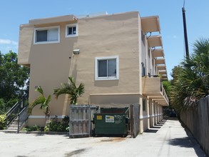 5307 NW 7th St in Miami, FL - Foto de edificio - Building Photo