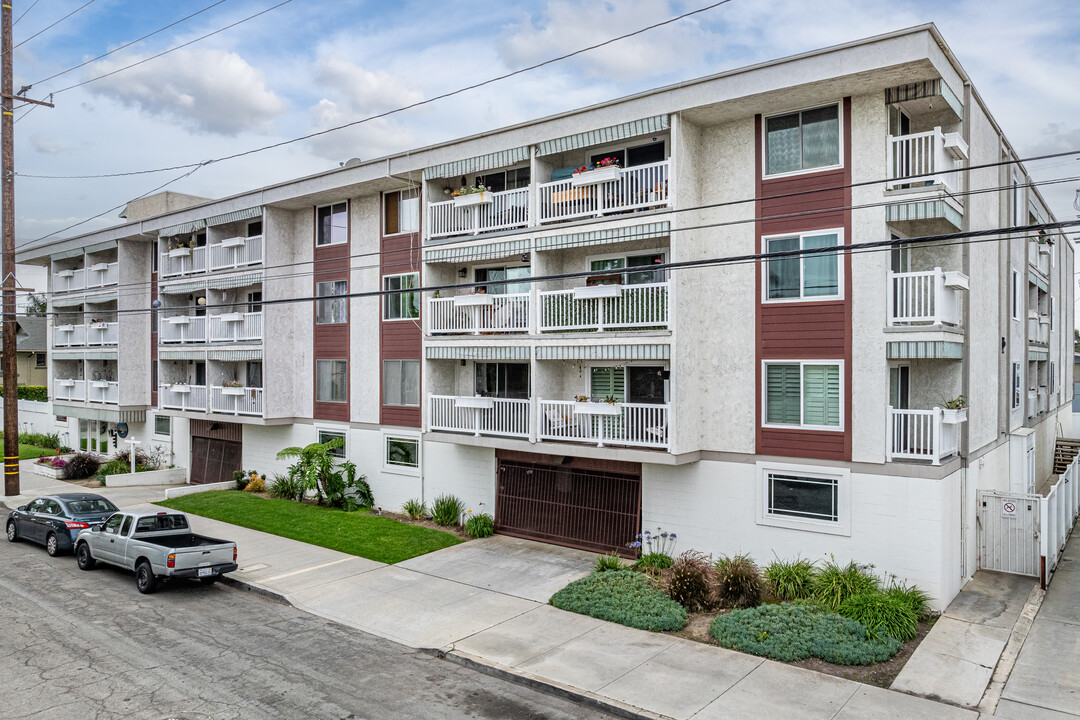 South Newport in Long Beach, CA - Building Photo