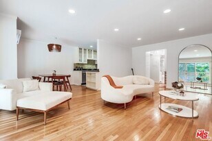 1275 Havenhurst Dr in West Hollywood, CA - Building Photo