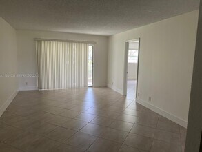 1400 SW 124th Terrace in Pembroke Pines, FL - Foto de edificio - Building Photo