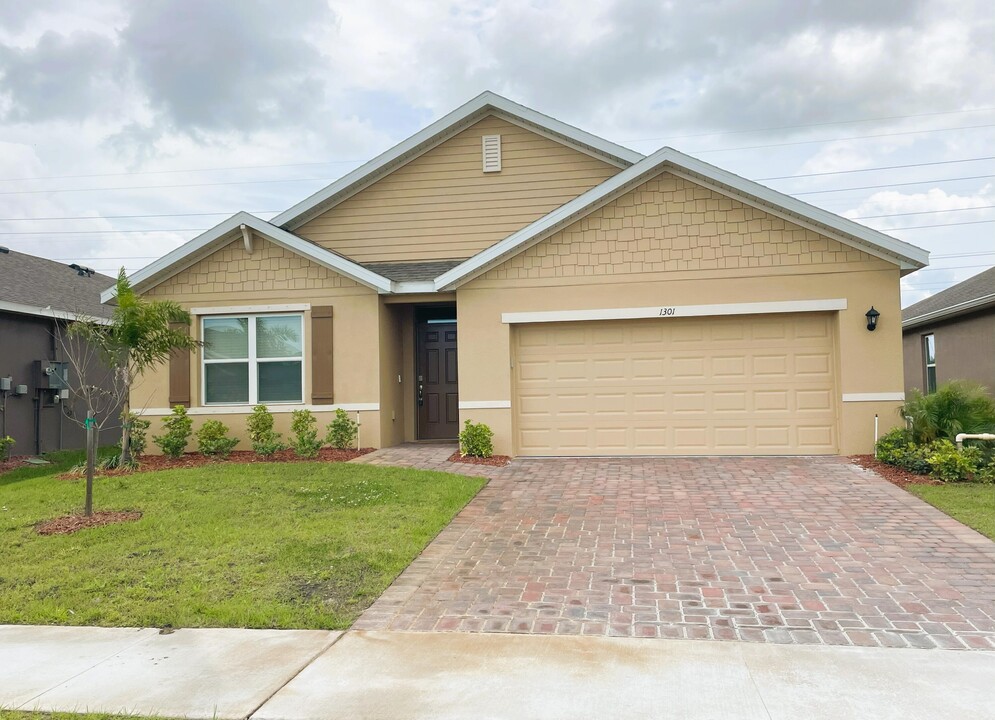 1301 McFarland Dr in West Melbourne, FL - Building Photo