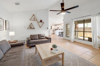 2205 Waterway Bend in Austin, TX - Foto de edificio - Building Photo