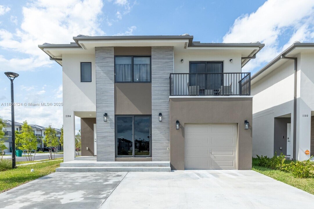 1184 NW 2nd Ln in Florida City, FL - Building Photo