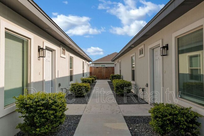 1001 W La Pointe Ave in Alton, TX - Building Photo - Building Photo