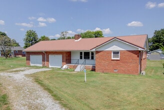 104 W McReynolds Dr in Elkton, KY - Building Photo - Building Photo