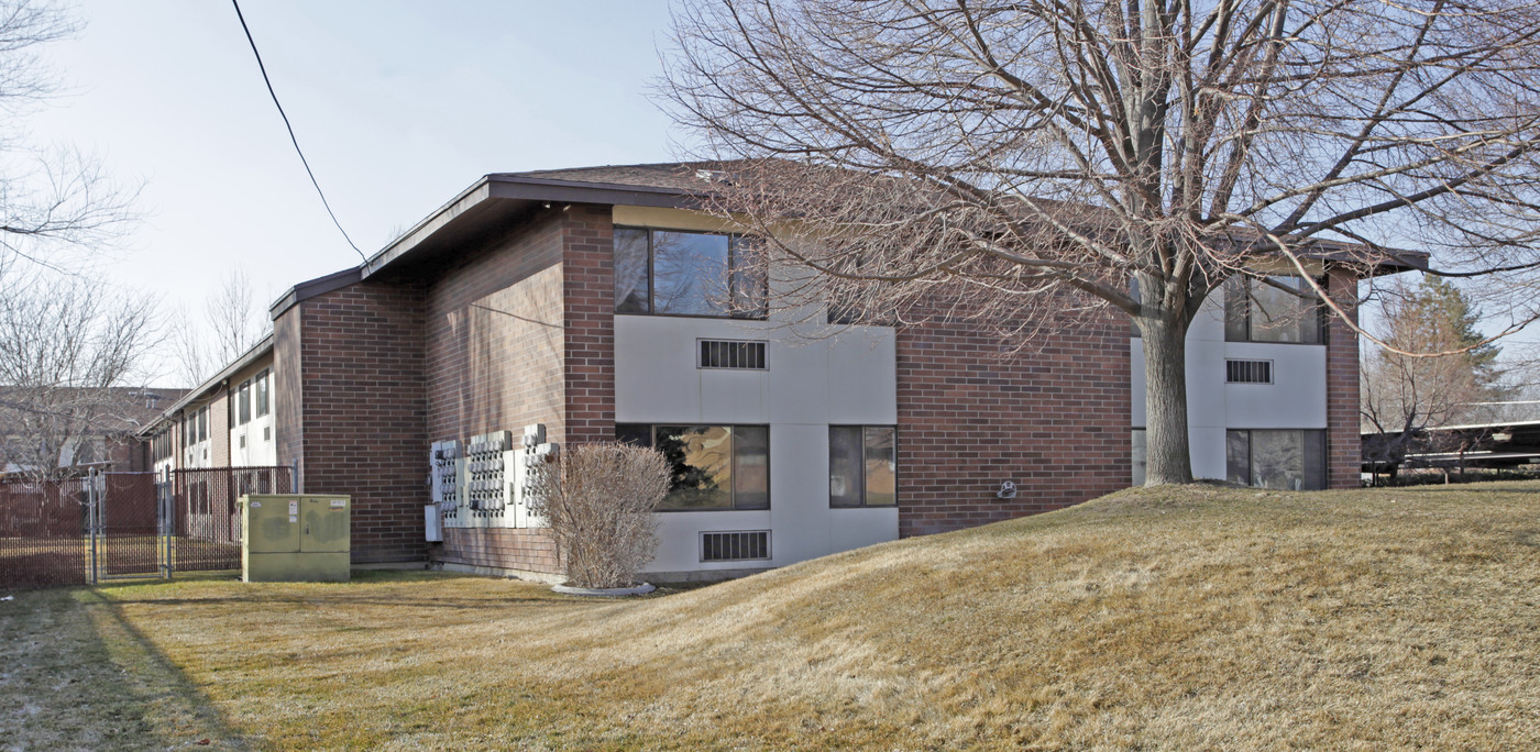 South Lake Villa Apartments in Salt Lake City, UT - Building Photo