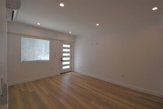 10855 Morrison St in Los Angeles, CA - Foto de edificio - Building Photo