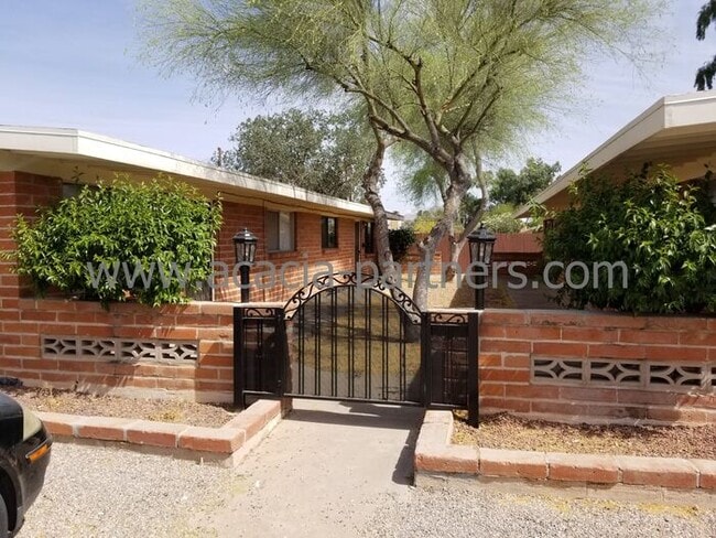 property at 2633 E Water St