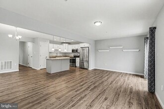 8110 Kelly Dr in Harrisburg, PA - Foto de edificio - Building Photo