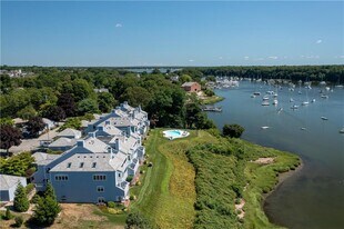 152 Crompton Ave in East Greenwich, RI - Building Photo