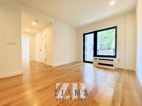 25 E 19th St in Brooklyn, NY - Foto de edificio - Building Photo