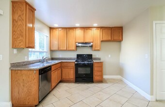 4433 Bollenbacher Ave in Sacramento, CA - Building Photo - Building Photo