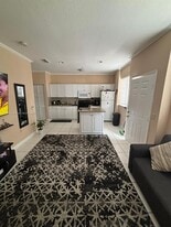 561 SW 2nd St in Miami, FL - Building Photo
