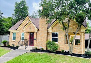 704 Sue St in Houston, TX - Building Photo