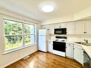 73 Manorwood Dr in Branford, CT - Building Photo - Building Photo