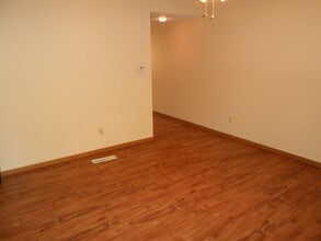 420 6th Ave, Unit #5 in Coralville, IA - Foto de edificio - Building Photo