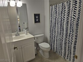 5095 Yacht Harbor Dr in Naples, FL - Building Photo