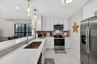 2320 Treasure Isle Dr in West Palm Beach, FL - Building Photo - Building Photo