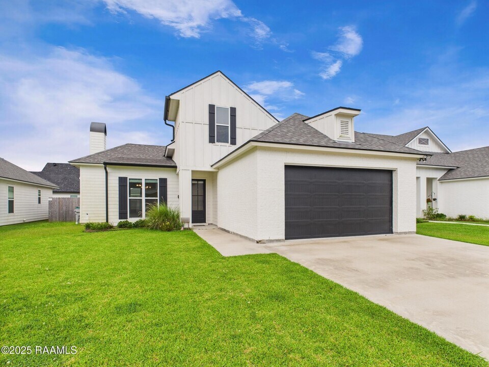 108 Easy Rock Landing Dr in Broussard, LA - Building Photo