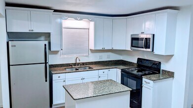 13 Flamenco Cir in Laredo, TX - Building Photo - Building Photo