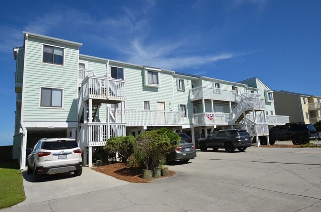 502 Pelican Ct in Kure Beach, NC - Foto de edificio - Building Photo