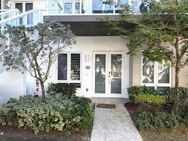 10220 NW 63rd Terrace in Doral, FL - Building Photo