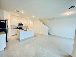 6939 Harbours Edge Ave in Greenacres, FL - Foto de edificio - Building Photo