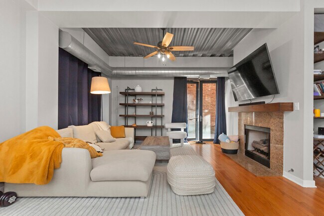 120 E Cullerton St, Unit 209 in Chicago, IL - Building Photo - Building Photo