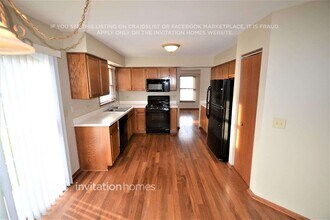 1445 Woodscreek Cir in Crystal Lake, IL - Building Photo - Building Photo