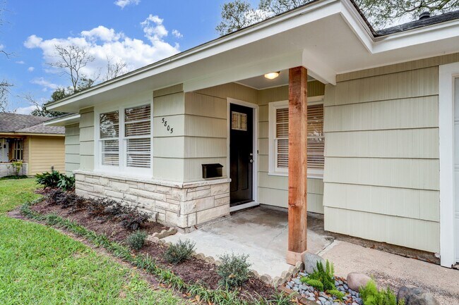 5805 Grape St in Houston, TX - Foto de edificio - Building Photo