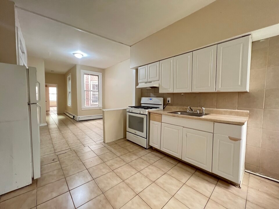 38 Bartholdi Ave, Unit 2R in Jersey City, NJ - Building Photo