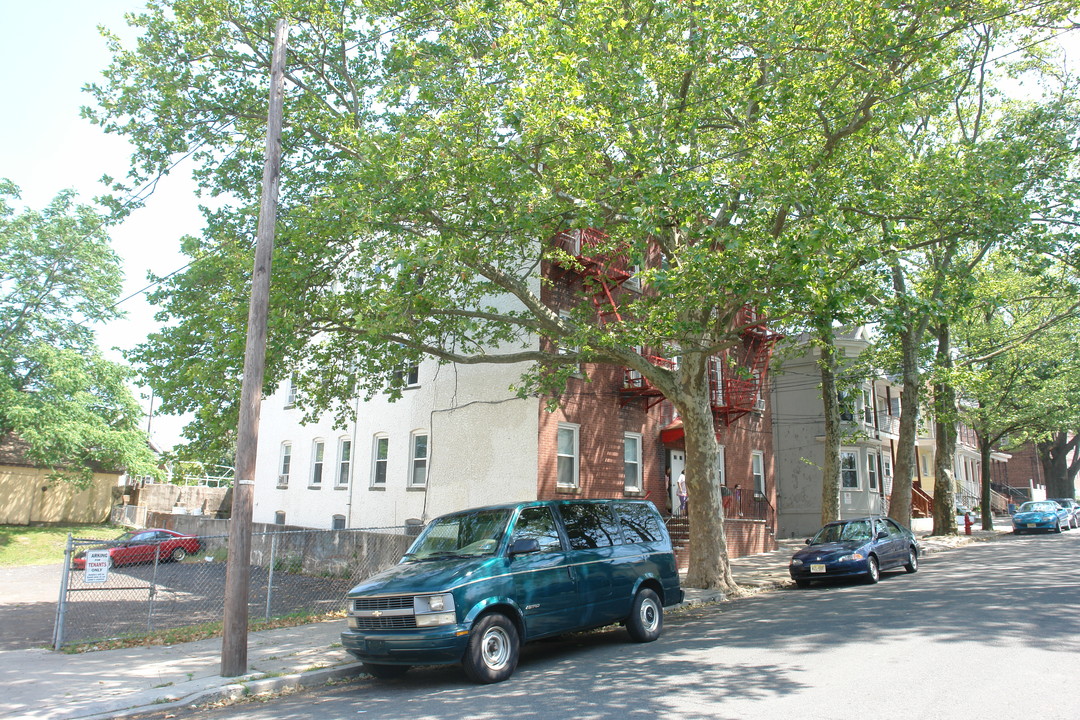 720-722 Cortlandt St in Perth Amboy, NJ - Building Photo