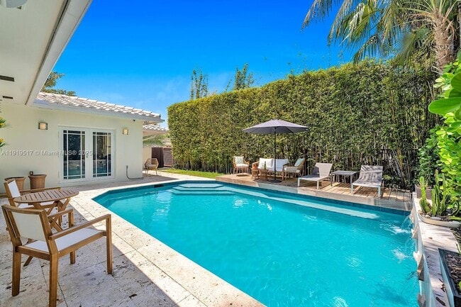 5915 La Gorce Dr in Miami Beach, FL - Building Photo - Building Photo