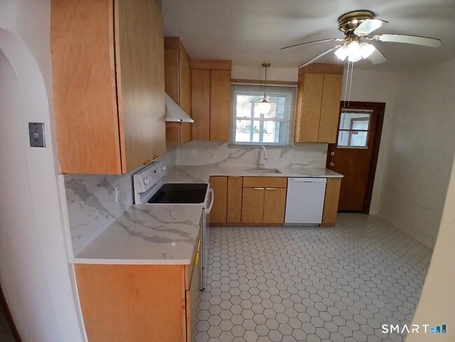 16 Church St in East Haven, CT - Building Photo - Building Photo