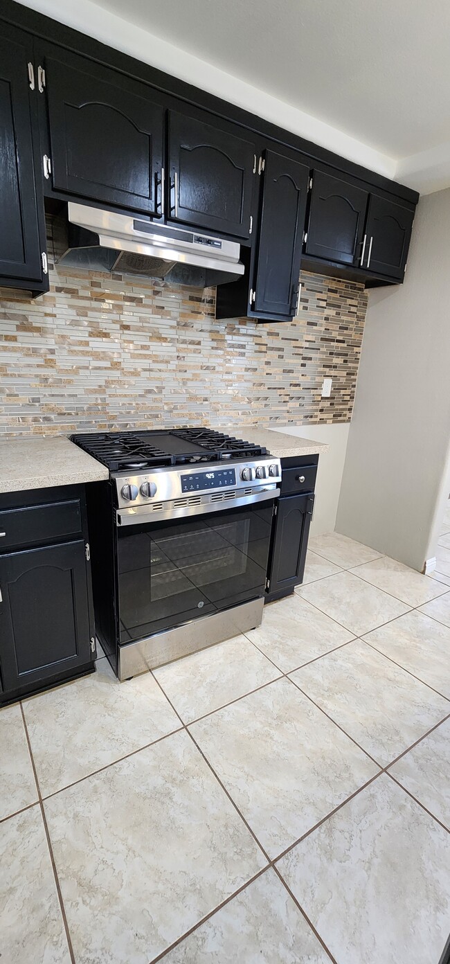 10405 Anzac Ave in Los Angeles, CA - Building Photo - Building Photo