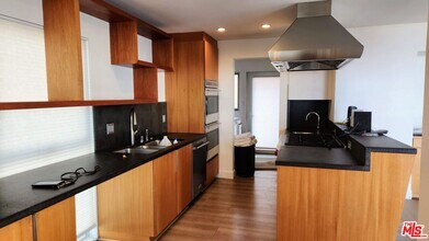 7008 Vista Del Mar Ln in Los Angeles, CA - Building Photo - Building Photo