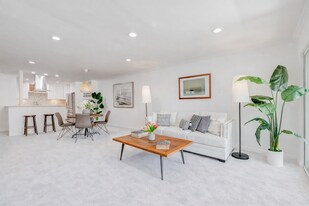 516 San Vicente Blvd, Unit # 208 in Santa Monica, CA - Building Photo